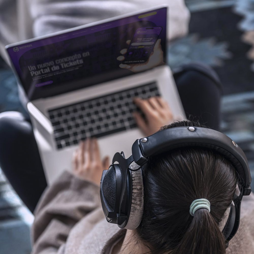 Imagen de emprendedora gestionando con WoyPass