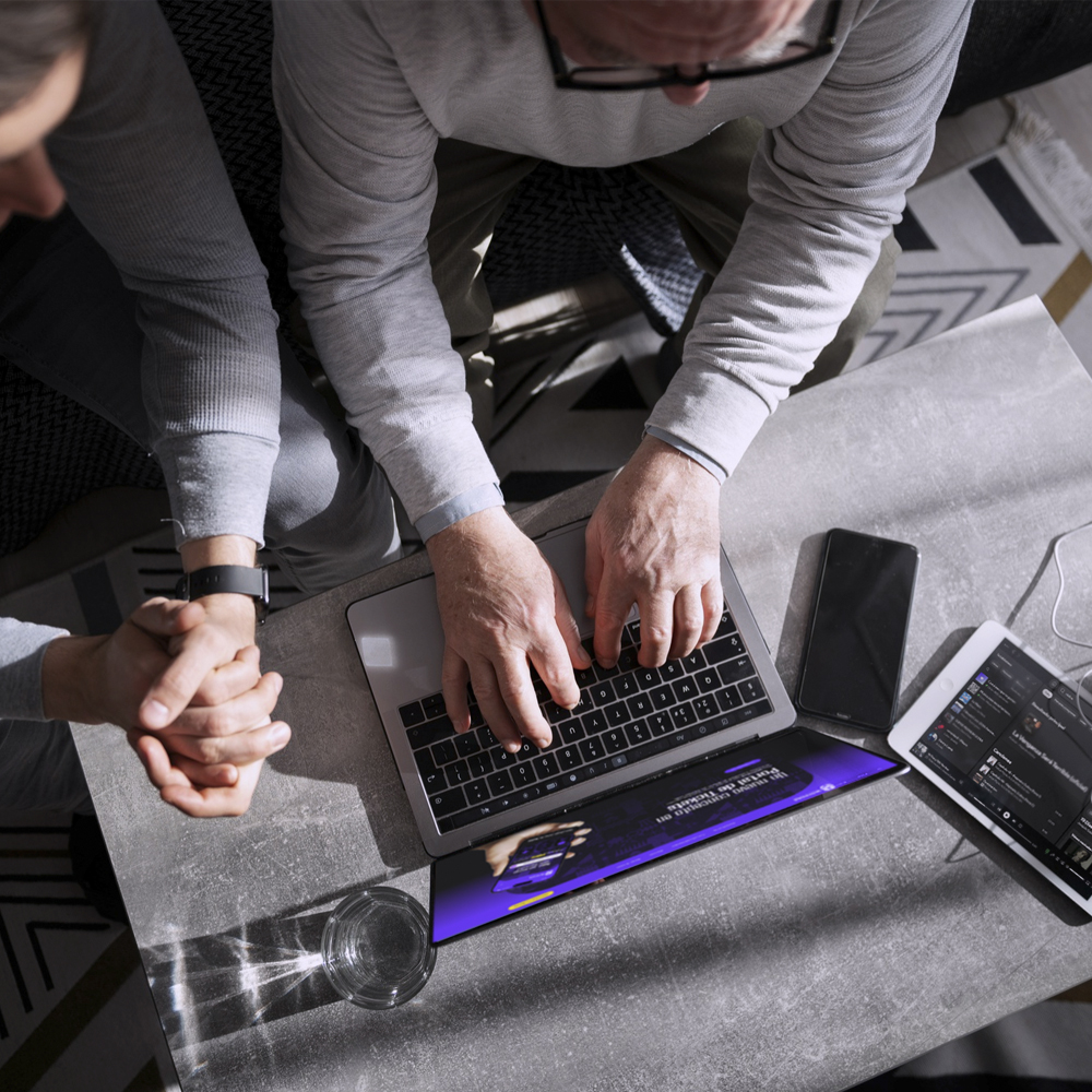 Imagen de empresa gestionando con WoyPass